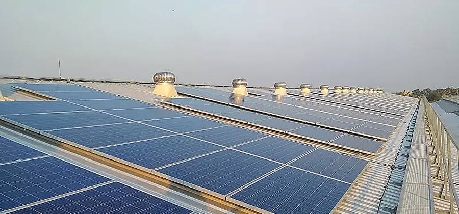 Painéis solares instalados em telhado industrial