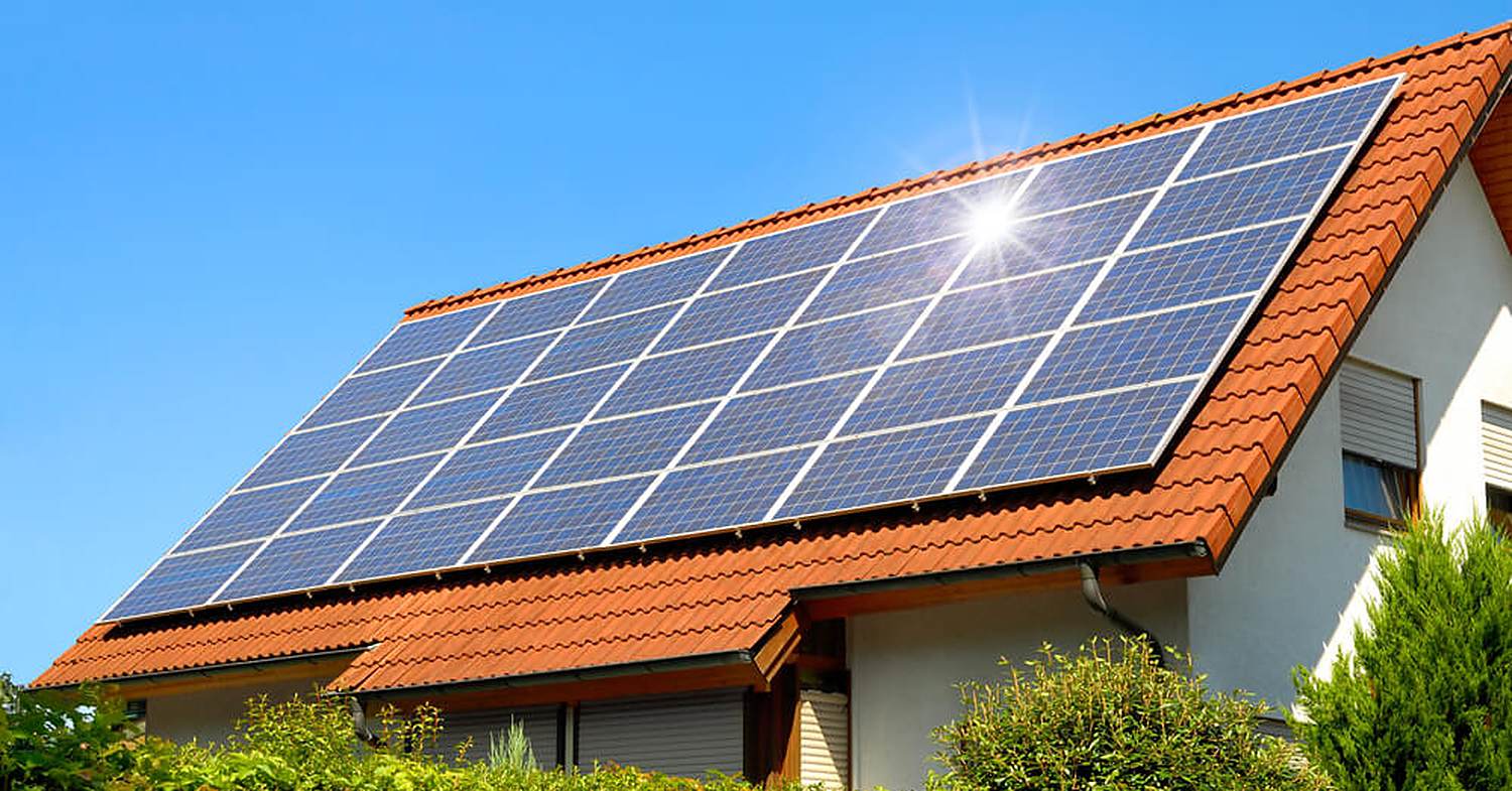 Casa residencial com painéis solares instalados no telhado